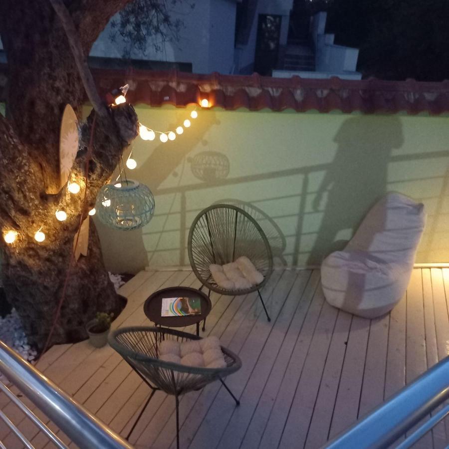 Green Dolphin Apartment Bar Exterior photo